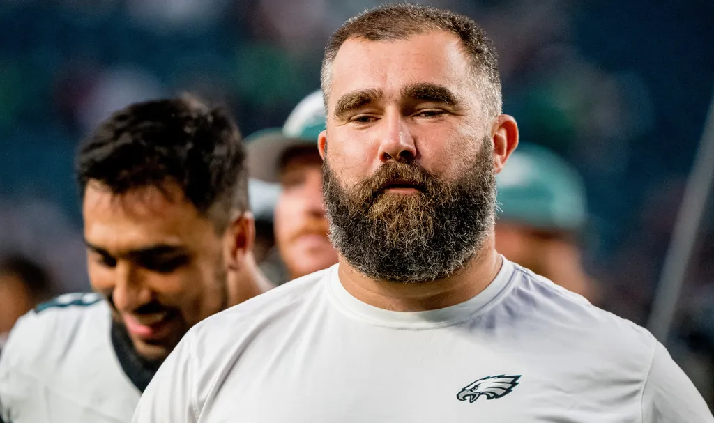 NFL: Jason Kelce lan&ccedil;a &aacute;lbum natalino para arrecada&ccedil;&atilde;o social