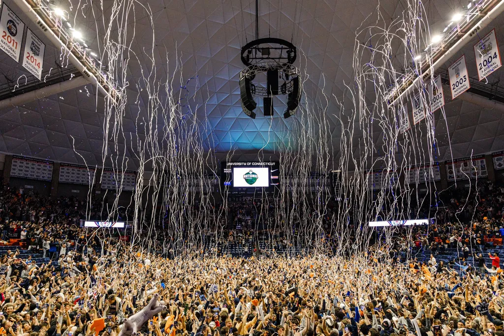 Festa universit&aacute;ria termina com 15 presos ap&oacute;s t&iacute;tulo de UConn no basquete