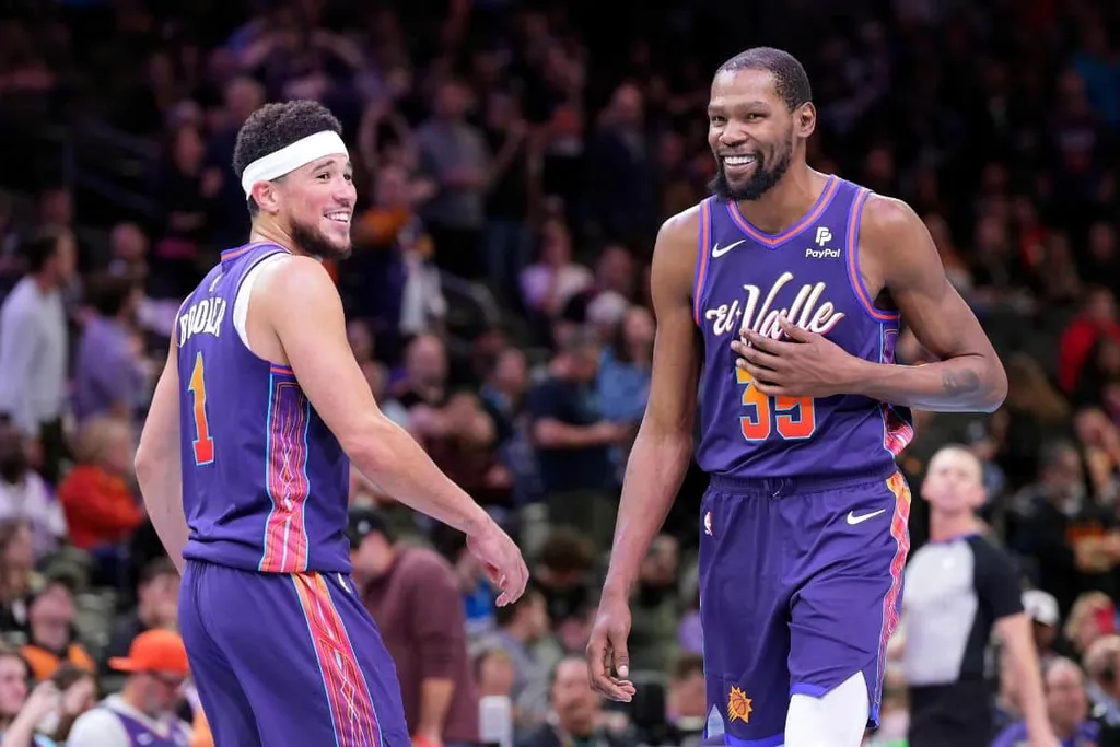 &lsquo;Ele foi incr&iacute;vel&rsquo;, diz Devin Booker sobre triplo-triplo de Durant
