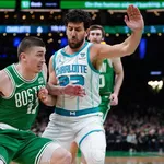 Reservas dos Celtics d&atilde;o show e equipe massacra Hornets na NBA