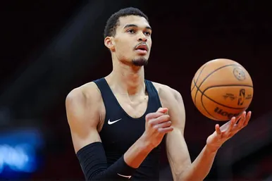 Victor Wembanyama em a&ccedil;&atilde;o pelos Spurs na NBA