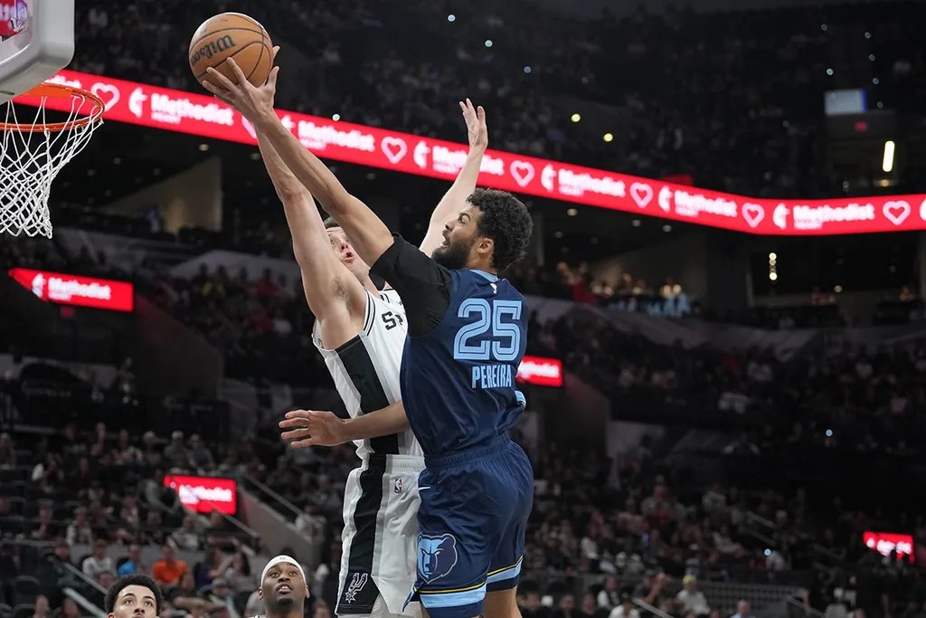 NBA: Mais 10! Brasileiro M&atilde;ozinha assina novo contrato com os Grizzlies