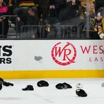 NHL: com chuva de bon&eacute;s, Golden Knights faz hist&oacute;ria na Stanley Cup
