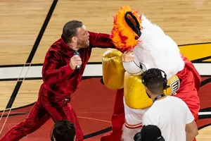 Conor McGregor d&aacute; soco em Burnie, mascote do Miami Heat, durante NBA Finals. Foto: Icon Sport