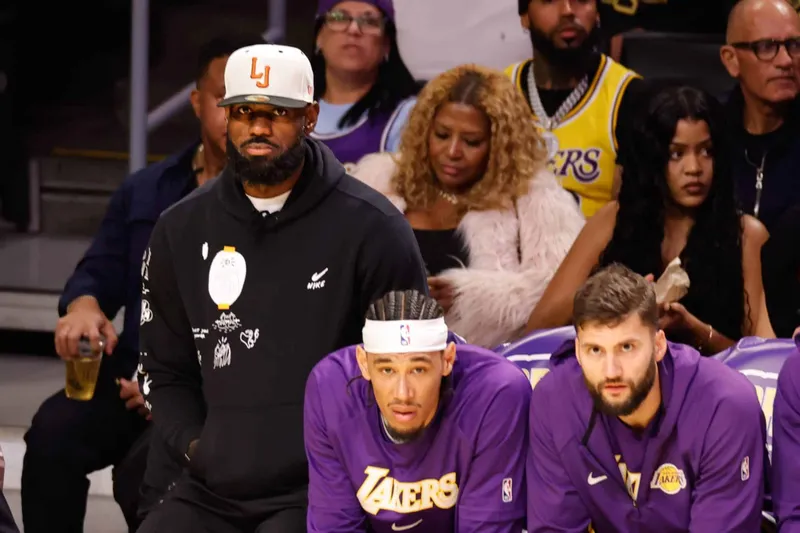 [NBA] LeBron cobra mudan&ccedil;as ap&oacute;s nova derrota dos Lakers e admite frustra&ccedil;&atilde;o com o vesti&aacute;rio