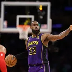 NBA: com &lsquo;sim&rsquo; de LeBron, Lakers negocia com substituto de Ham