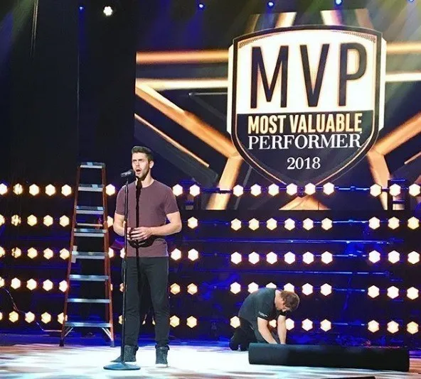 Justin Tucker vence show de talentos cantando &oacute;pera; assista!