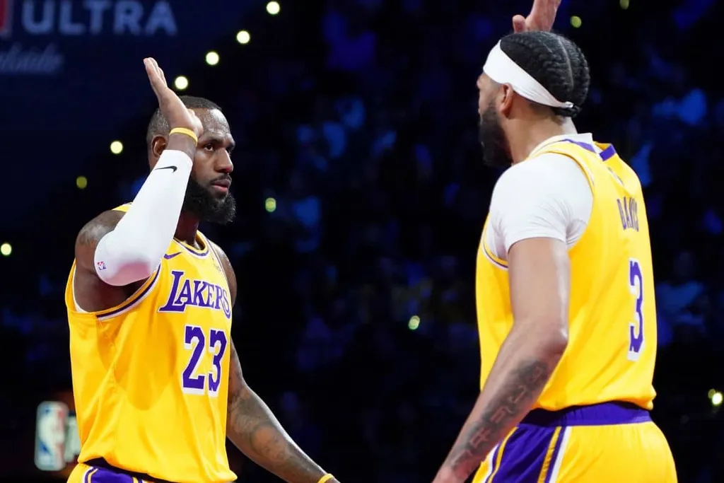 LeBron faz declara&ccedil;&atilde;o emocionante sobre Anthony Davis ap&oacute;s vencer Copa da NBA