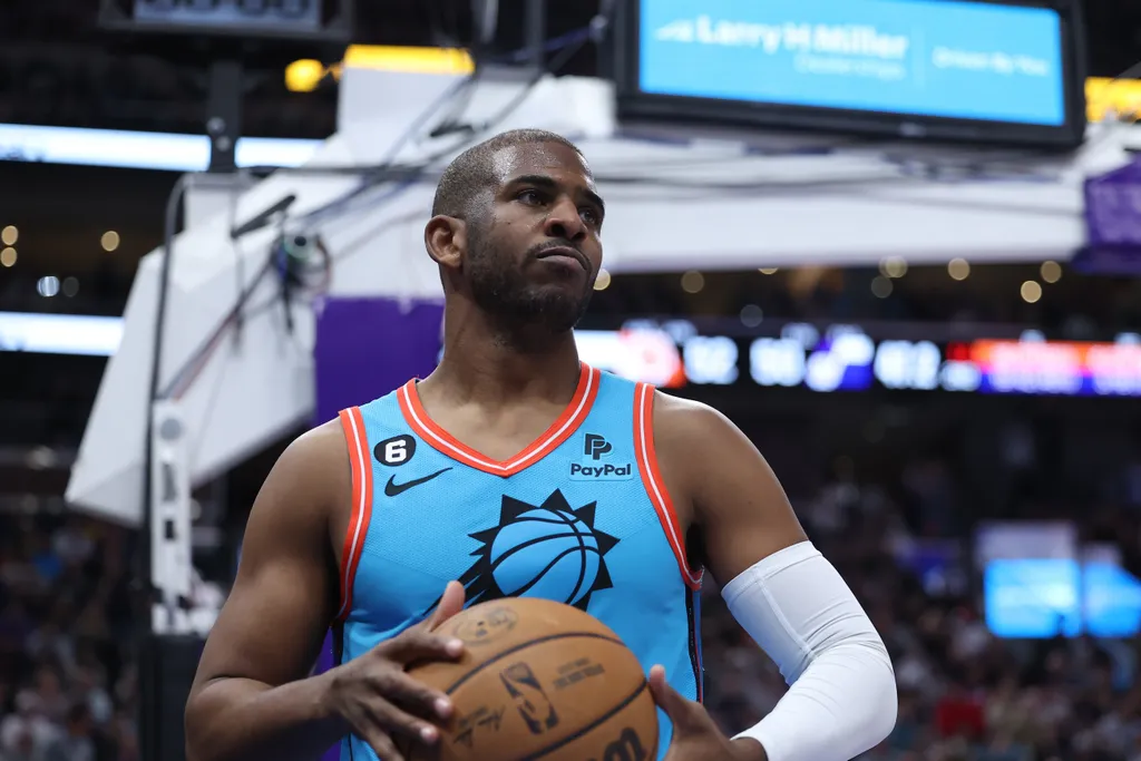 Novo t&eacute;cnico dos Suns volta atr&aacute;s sobre sa&iacute;da de Chris Paul: &lsquo;N&atilde;o dispensamos&rsquo;