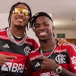 Astro da NFL se encanta pelo futebol brasileiro em jogo do Flamengo