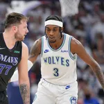 NBA Playoffs: McDaniels faz promessa contra Doncic para Jogo 3 de Wolves e Mavs