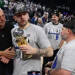 NBA Playoffs 2024: ap&oacute;s t&iacute;tulo, Luka Doncic refaz foto com seu pai