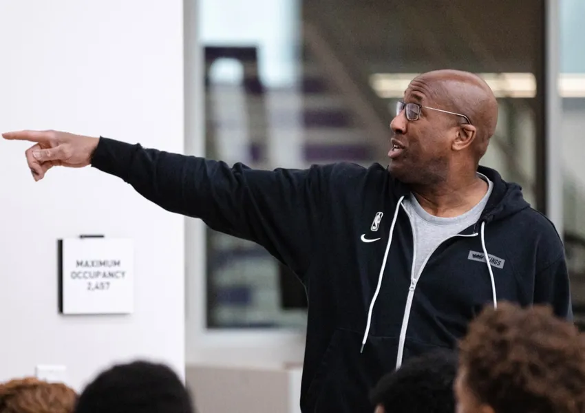 T&eacute;cnico derruba grandes nomes e leva pr&ecirc;mio da NBA