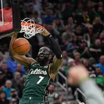 NBA Playoffs: Brown d&aacute; show mesmo com ferimento na m&atilde;o, e Celtics atropelam Hawks
