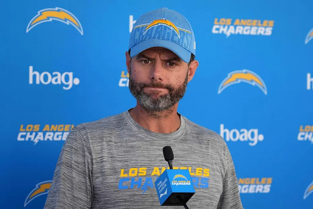 NFL: Chargers demitem Brandon Staley e Tom Telesco