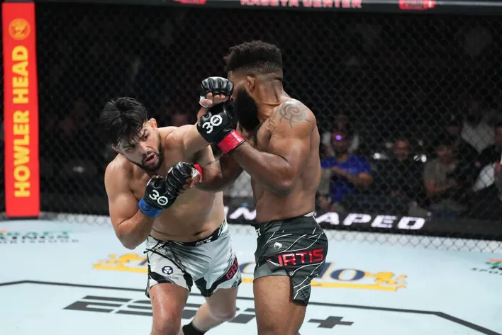 Kelvin Gastelum x Chris Curtis. Foto: Reprodu&ccedil;&atilde;o/Twitter/@ufc