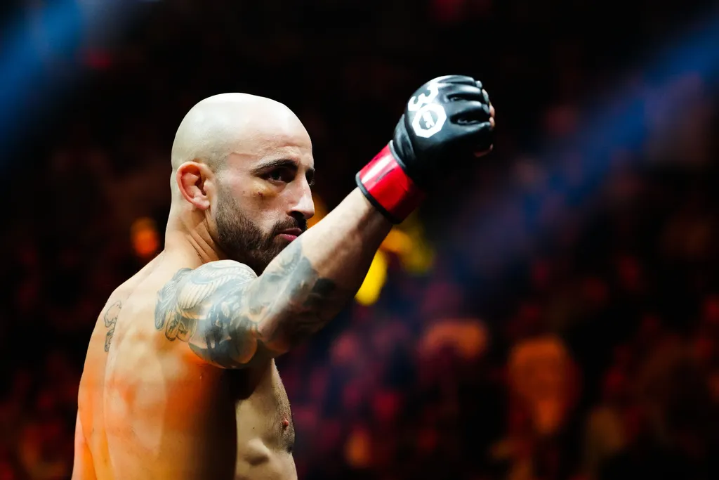 Volkanovski comemora vit&oacute;ria no UFC em balada com estrelas da NBA