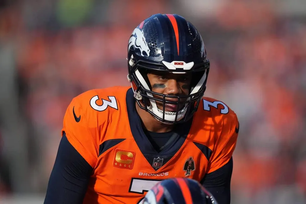 NFL: dispensado pelos Broncos, Russell Wilson aceita contrato m&iacute;nimo com novo time