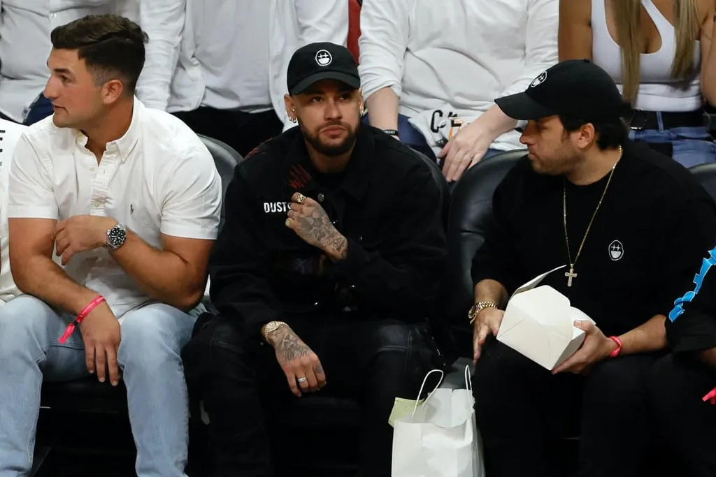Neymar &eacute; atropelado por jogador do Heat durante a Final da NBA