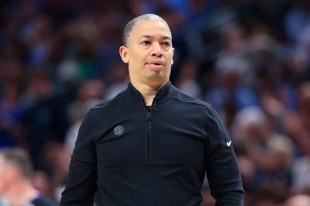 Mercado NBA: Clippers assinam extens&atilde;o milion&aacute;ria com Tyronn Lue