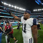 NFL: Cowboys exercem op&ccedil;&atilde;o e renovam com Micah Parsons por um ano