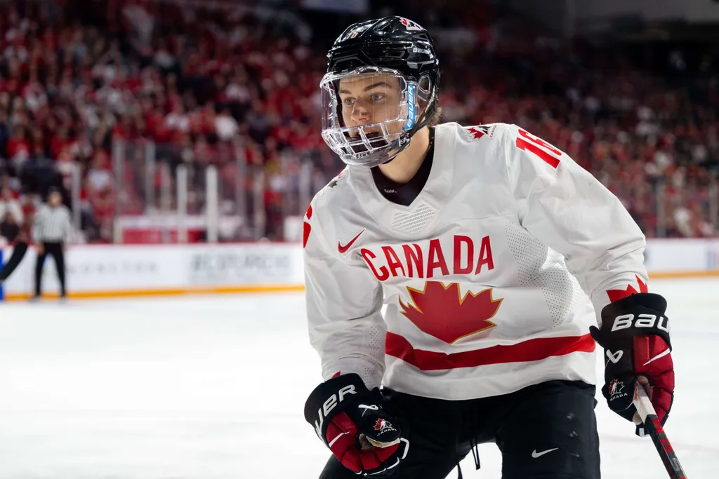 &lsquo;Wembanyama da NHL&rsquo;: quem &eacute; Connor Bedard, fen&ocirc;meno de 17 anos
