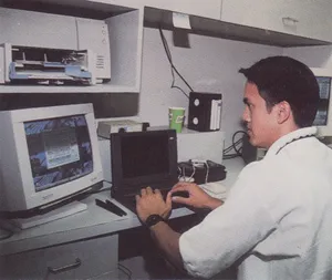 Erik Spoelstra como t&eacute;cnico de v&iacute;deo do Miami Heat nos anos 1990. Foto: Arquivo/Miami Heat