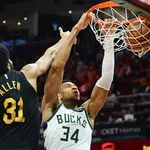 Com duplo-duplo de Giannis, Bucks vencem Cavaliers fora de casa
