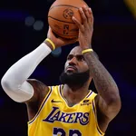 NBA: LeBron quebra recorde na vit&oacute;ria dos Lakers contra os Clippers e atinge marca &uacute;nica