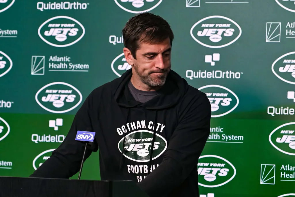 Aaron Rodgers reclama de medida tomada por NFL: &lsquo;For&ccedil;aram goela abaixo&rsquo;
