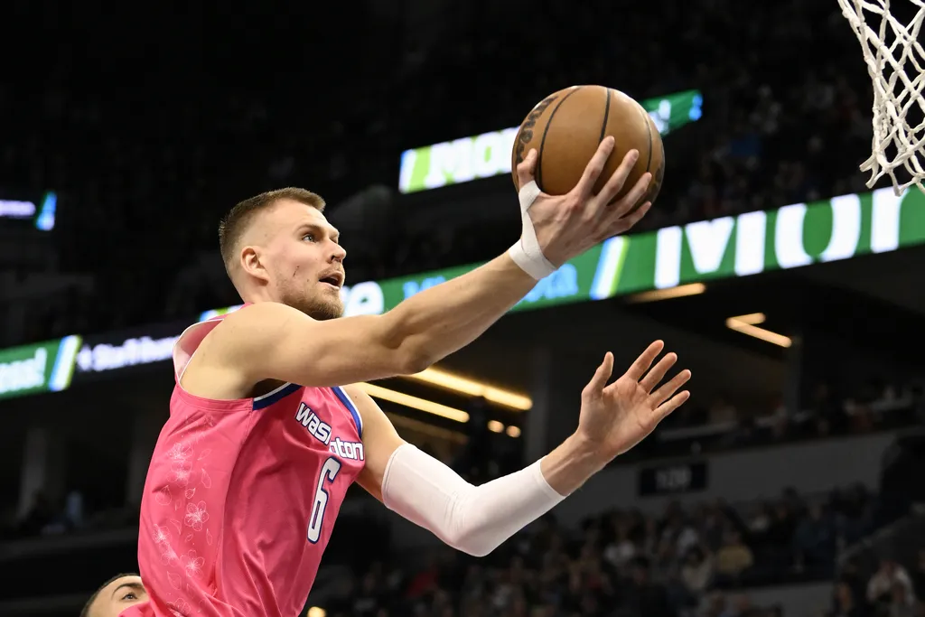 NBA: Recuperado de les&atilde;o, Porzingis treina pela primeira vez nos Celtics