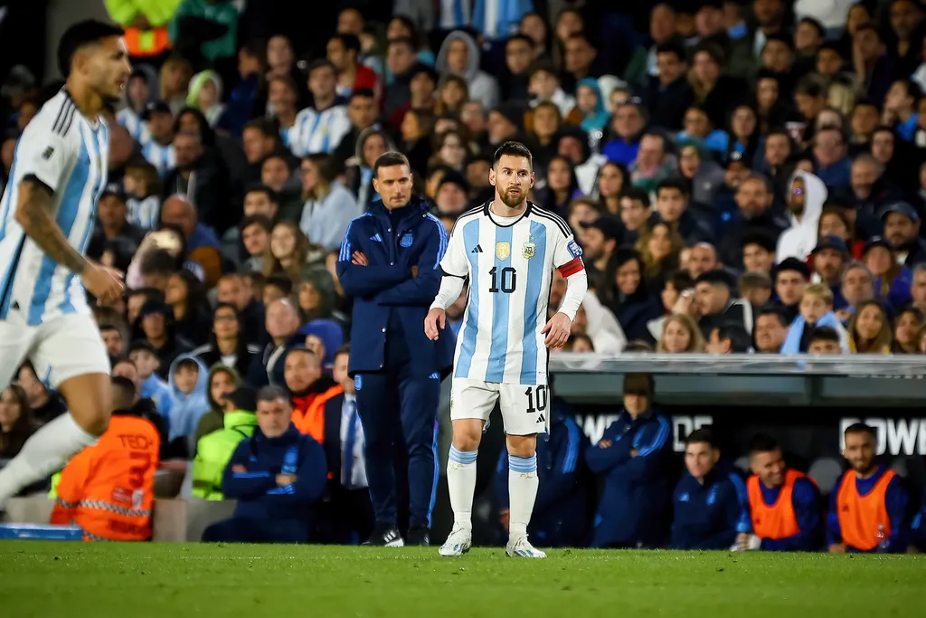 Cuspiu em Messi? V&iacute;deo mostra pol&ecirc;mica entre paraguaio e o camisa 10; Veja o lance