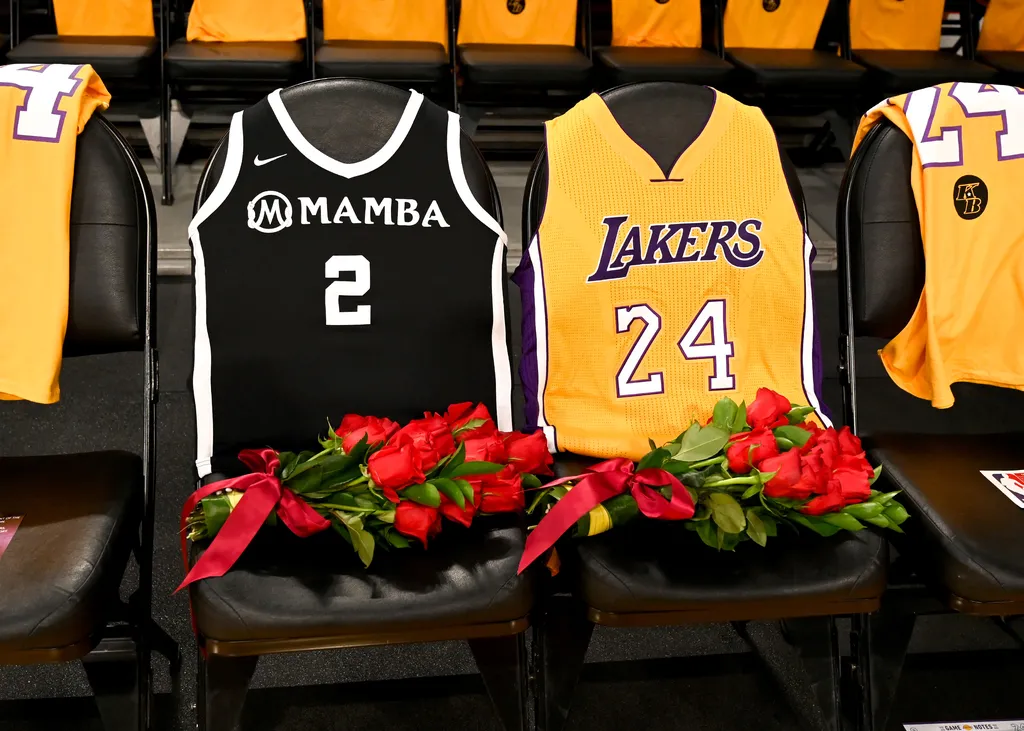Camisas de Gigi e Kobe Bryant recebem homenagem do Los Angeles Lakers. Foto: Icon sport