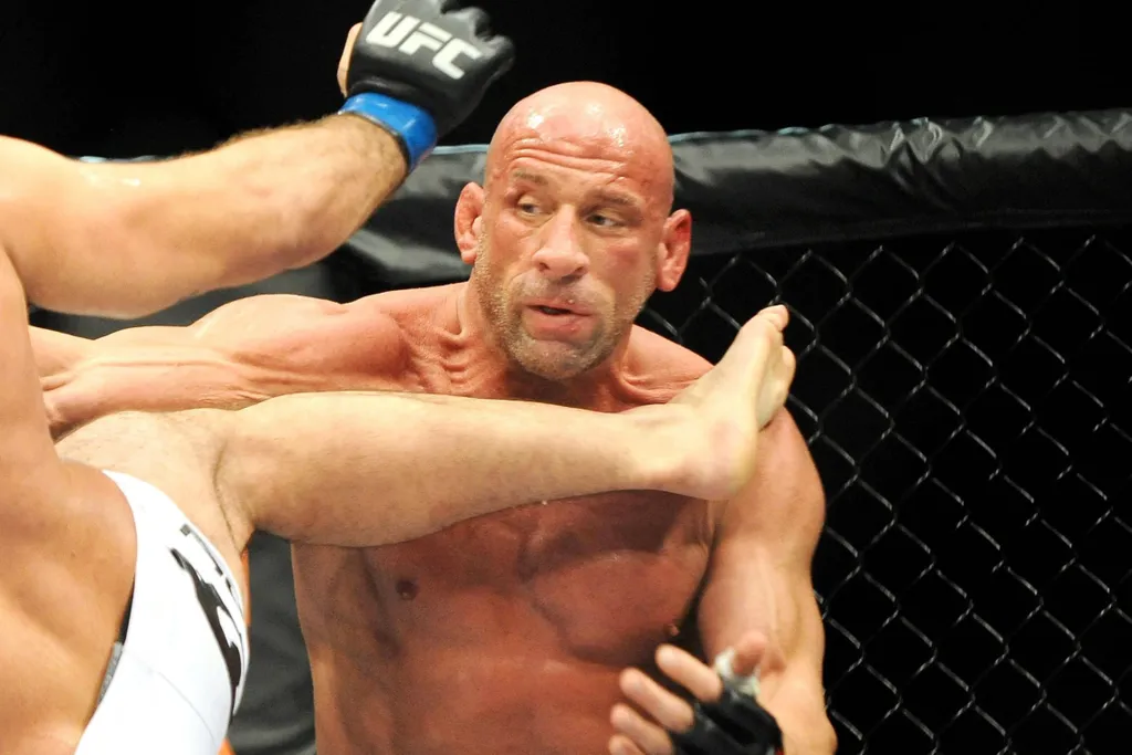 &Iacute;cone do UFC, Mark Coleman preocupa f&atilde;s com treino antes de estreia no boxe