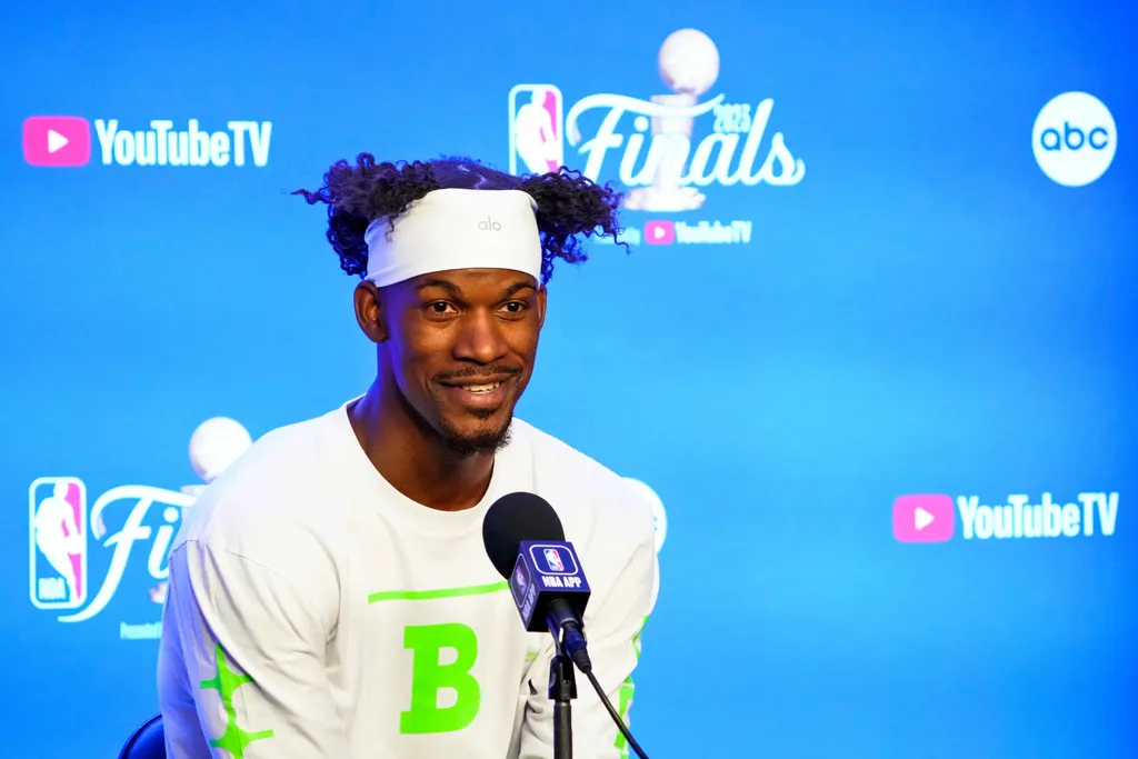 NBA: Jimmy Butler se explica ap&oacute;s recusar levantar trof&eacute;u do Leste