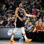 NBA: Giannis decide e comanda vit&oacute;ria dos Bucks sobre os 76ers