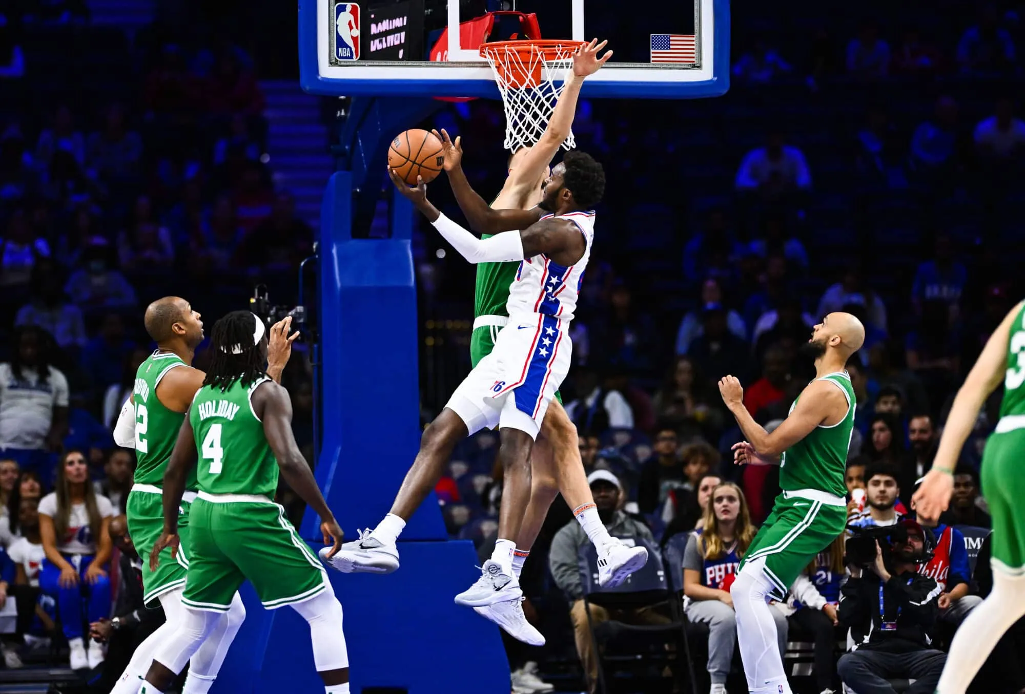 Paul Reed (44) arremessa contra o piv&ocirc; do Boston Celtics, Kristaps Porzingis (8), no primeiro quarto no Wells Fargo Center. 