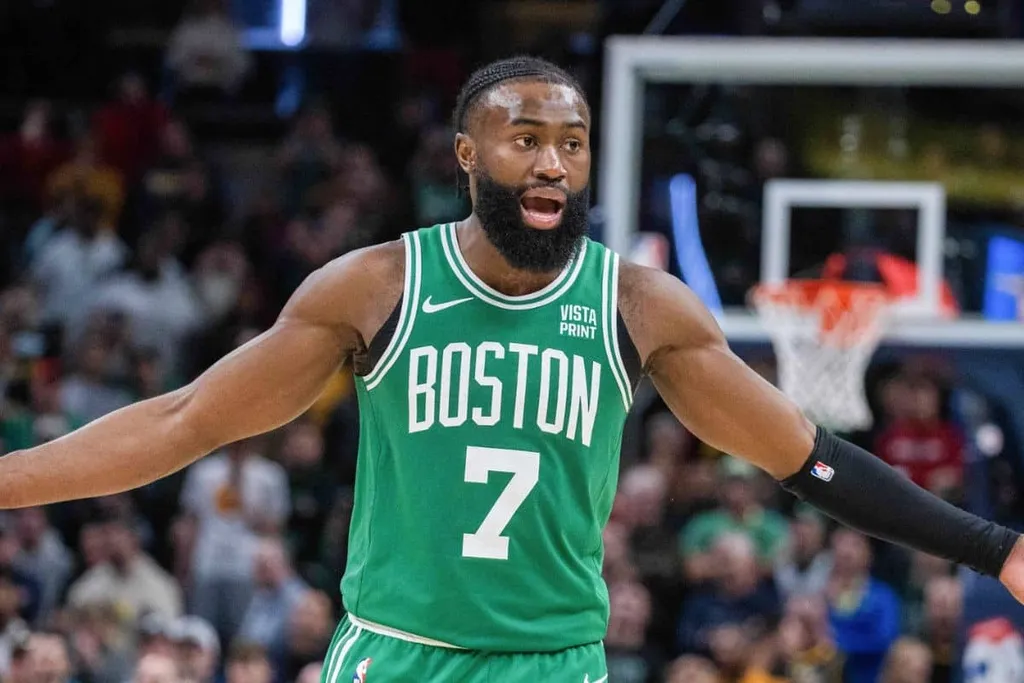 NBA: Jaylen Brown pede investiga&ccedil;&atilde;o ap&oacute;s arbitragem &lsquo;n&atilde;o ver&rsquo; falta pol&ecirc;mica