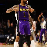 Lakers derrotam Raptors com volta de D&rsquo;Angelo Russell e colam nos Playoffs