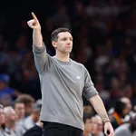 Mark Daigneault, do Oklahoma City Thunder, &eacute; eleito o treinador do ano na NBA