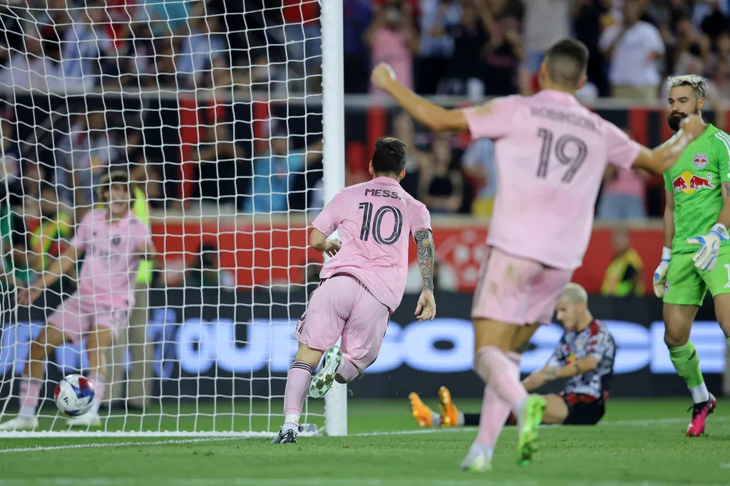 Messi sai do banco e marca na vit&oacute;ria contra o NY Red Bulls, em sua estreia na MLS