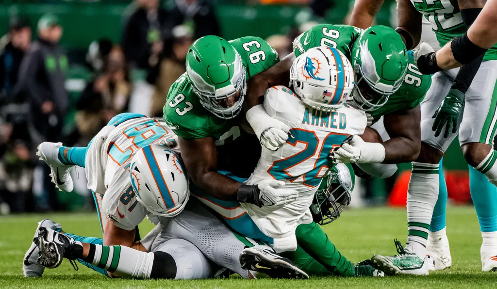 NFL: Em noite inspirada de A.J. Brown, Eagles vencem Dolphins no SNF