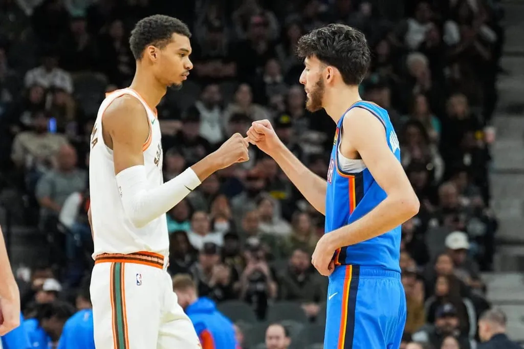 NBA: Chet Holmgren elogia Wembanyama, que faz pouco caso ap&oacute;s derrota