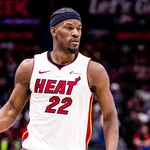 Jimmy Butler debocha de suspens&atilde;o da NBA ao assistir vit&oacute;ria do Heat