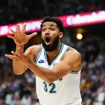 Towns faz piada com classifica&ccedil;&atilde;o dos Wolves nos Playoffs: &lsquo;Perdendo h&aacute; 20 anos&rsquo;