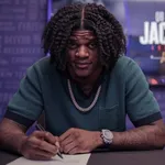 NFL: Lamar Jackson oficializa renova&ccedil;&atilde;o com os Ravens e faz plano ousado