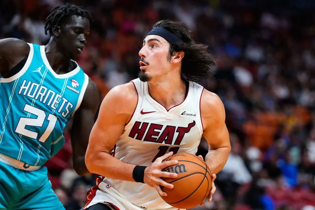 Frank Ntilikina, do Charlotte Hornets, e Jaime Jaquez Jr., do Miami Heat na pr&eacute;-temporada da NBA. Foto: Icon sport