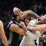 NBA: briga de gigantes marca vit&oacute;ria dos Bucks sobre Kings; assista