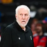 Gregg Popovich renova v&iacute;nculo com Spurs e bater&aacute; recorde na NBA