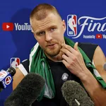 Finais da NBA: em retorno triunfal, Porzingis vence duelo contra Doncic no Jogo 1